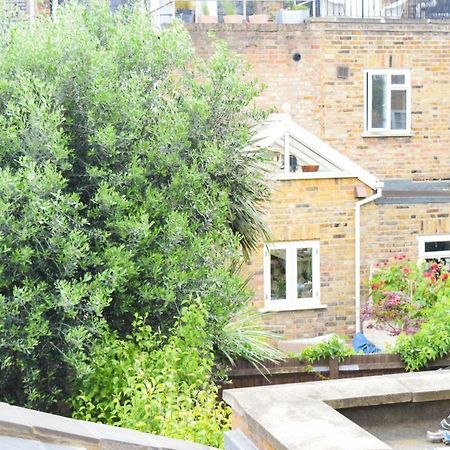 3 Bedroom Family House With A Superb Kitchen And Garden Londra Exterior foto