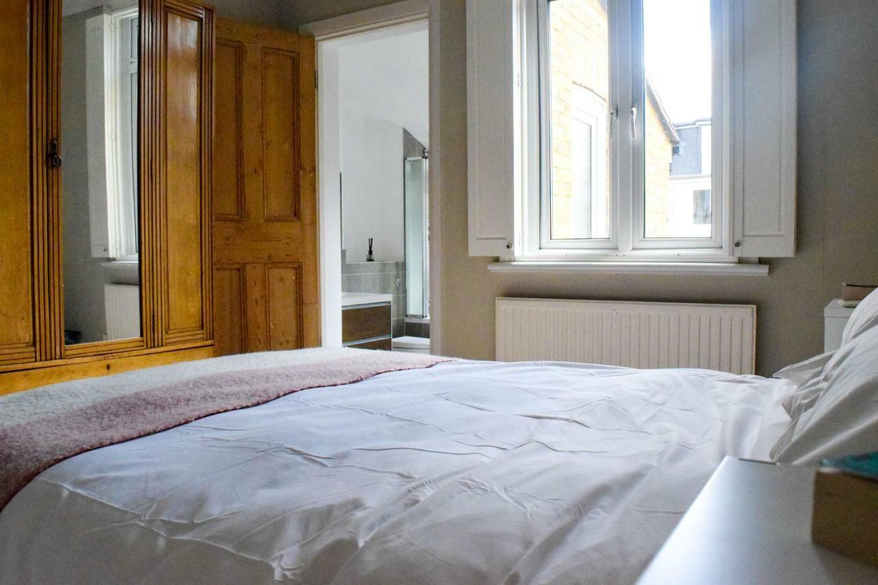 3 Bedroom Family House With A Superb Kitchen And Garden Londra Exterior foto