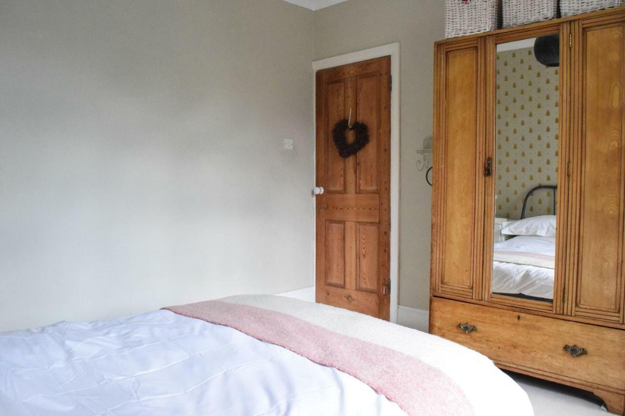 3 Bedroom Family House With A Superb Kitchen And Garden Londra Exterior foto