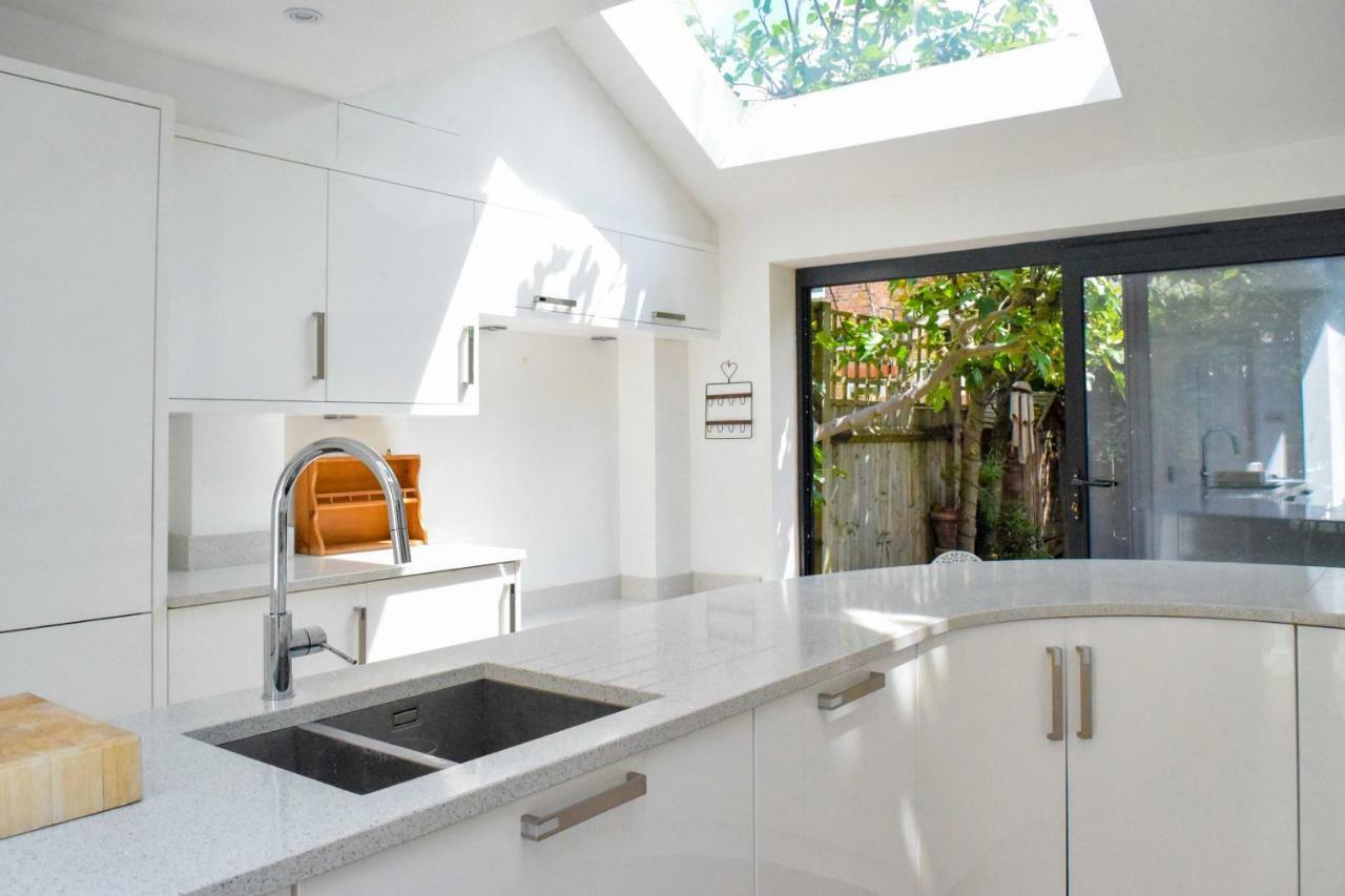 3 Bedroom Family House With A Superb Kitchen And Garden Londra Exterior foto